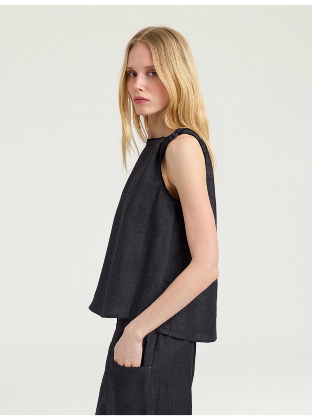 Momoni Sleeveless Black Linen Twist Shoulder Top - Picture 3 of 14